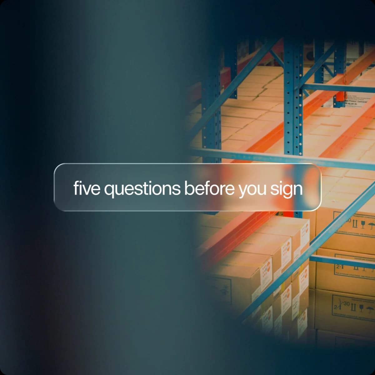 Palettenregal in einem Lager, gefüllt mit Kartons, mit der Bildunterschrift "five questions before you sign"
